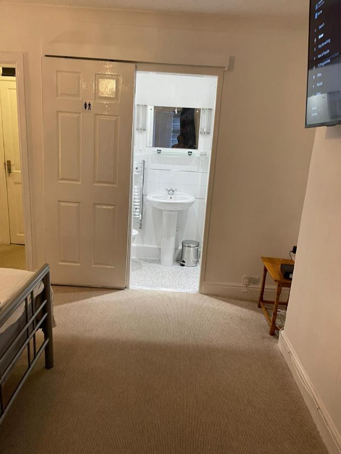 Alder En-Suites Self-Catering With Private Shower 1 사우샘프턴 외부 사진