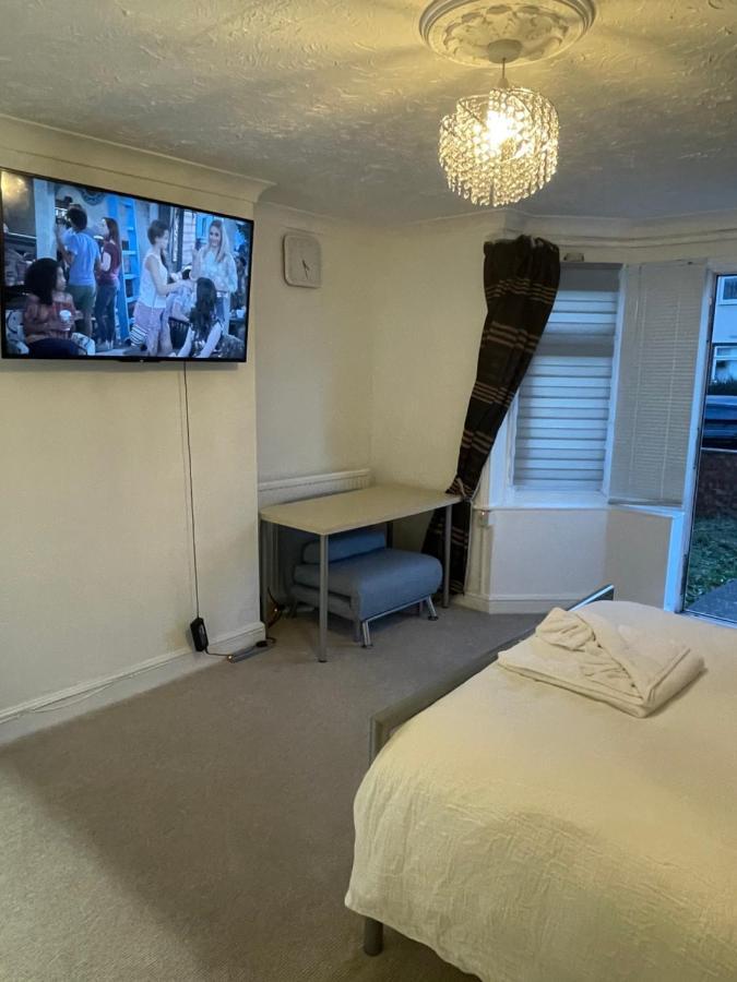 Alder En-Suites Self-Catering With Private Shower 1 사우샘프턴 외부 사진