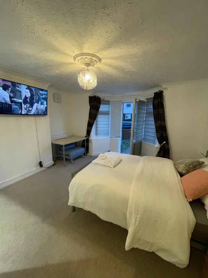 Alder En-Suites Self-Catering With Private Shower 1 사우샘프턴 외부 사진