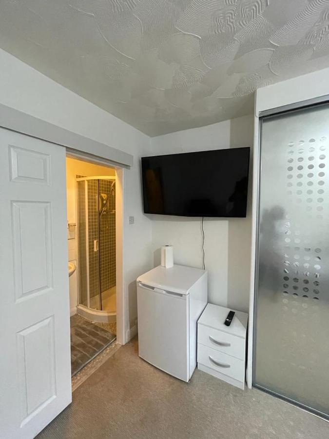 Alder En-Suites Self-Catering With Private Shower 1 사우샘프턴 외부 사진